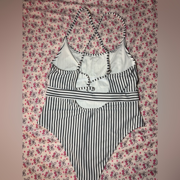 One piece swimsuit - Picture 5 of 11